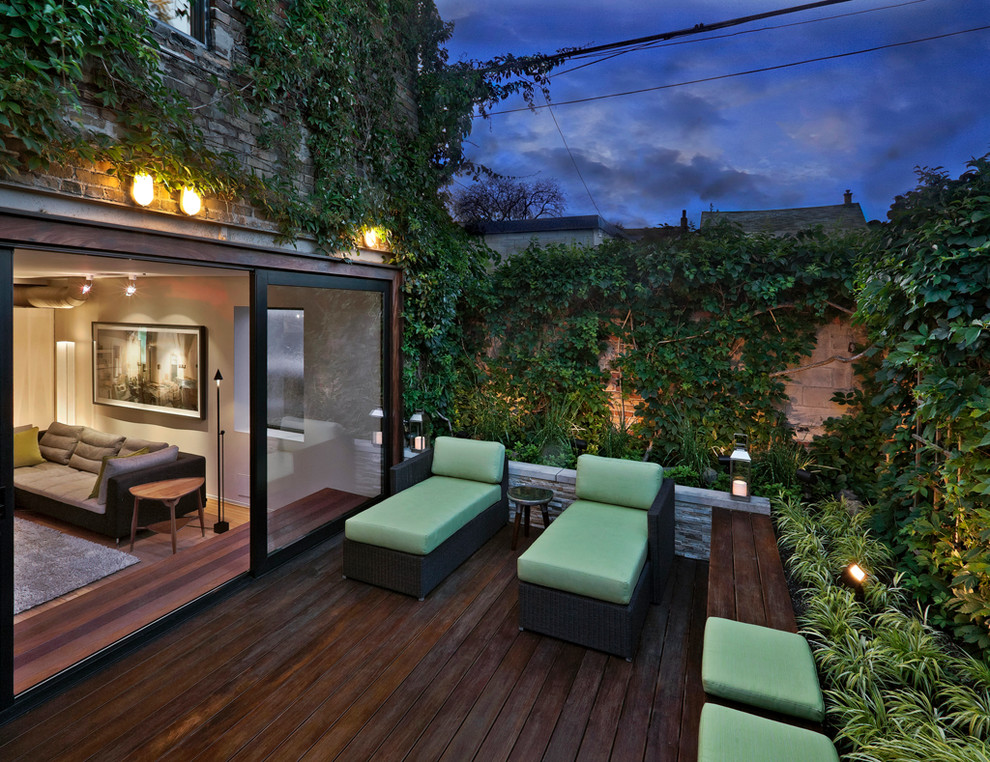 Diseño de patio contemporáneo sin cubierta con entablado