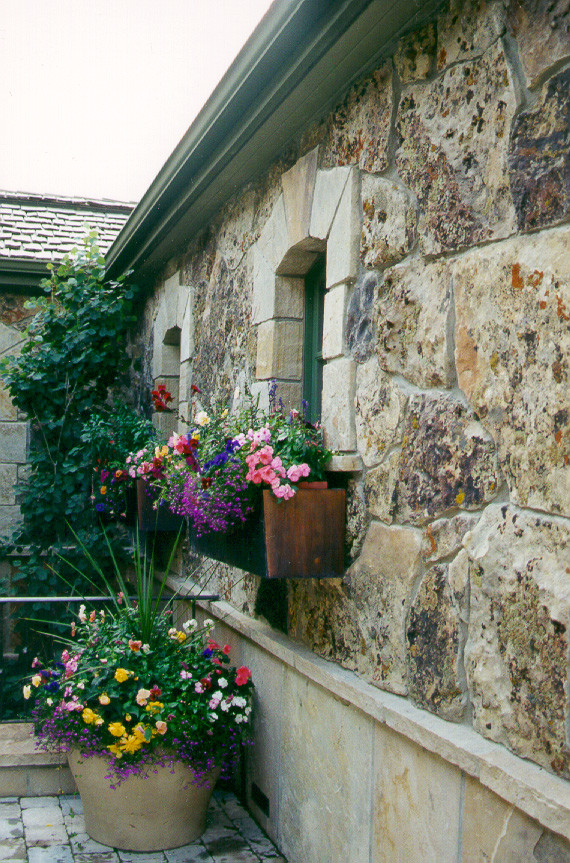 Imagen de patio rústico grande en patio con adoquines de piedra natural