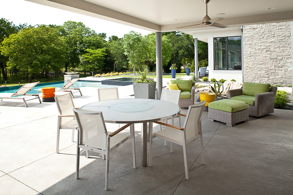 Ispirazione per un grande patio o portico minimalista dietro casa con pavimentazioni in cemento