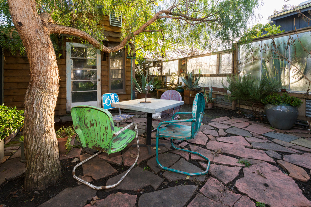 Свежая идея для дизайна: двор на заднем дворе в стиле фьюжн с покрытием из каменной брусчатки без защиты от солнца - отличное фото интерьера