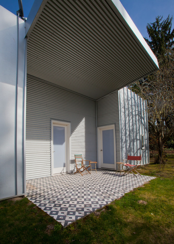 Réalisation d'une terrasse minimaliste avec une extension de toiture.