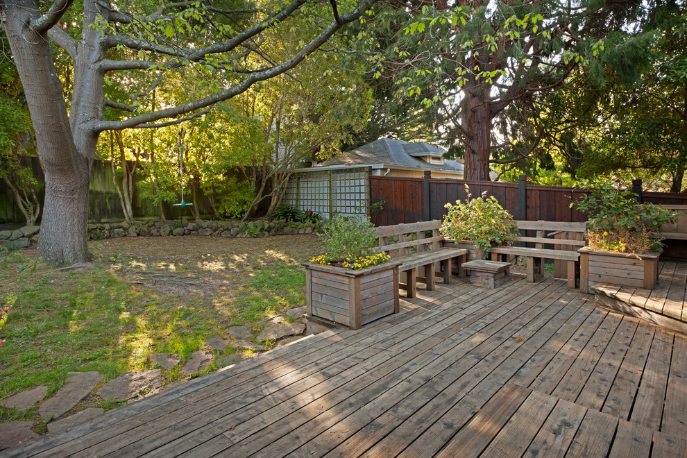 Esempio di un patio o portico american style dietro casa con pedane e una pergola