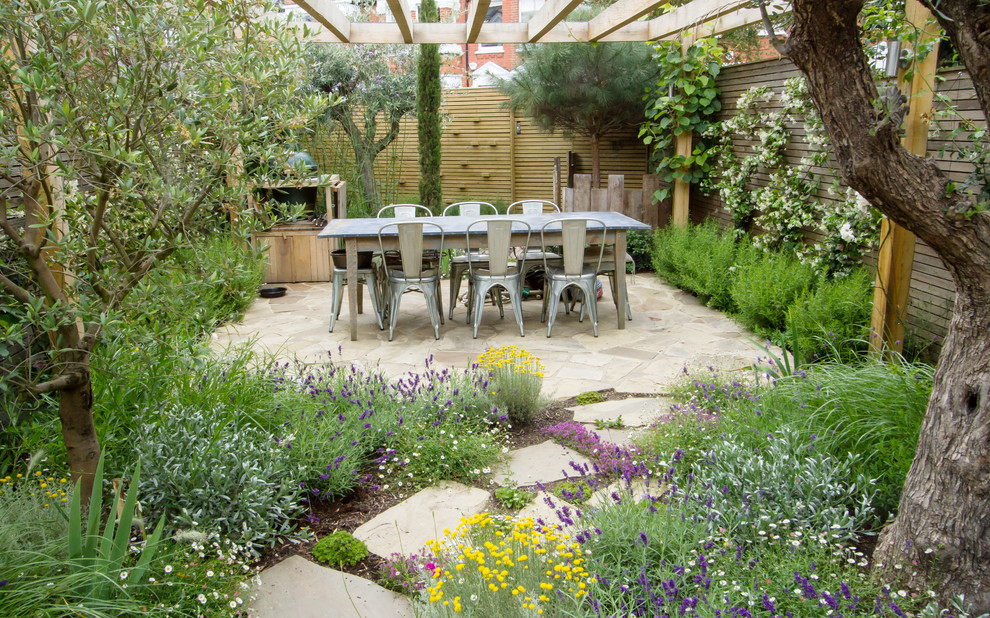 Foto de patio de estilo de casa de campo de tamaño medio en patio trasero con jardín vertical y adoquines de hormigón