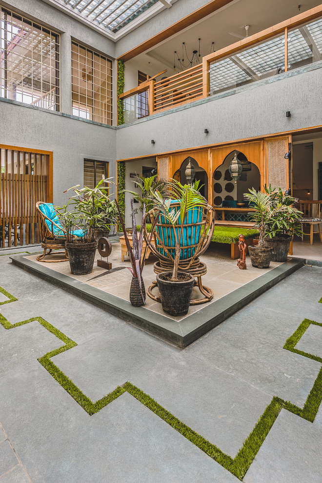На фото: двор на внутреннем дворе в восточном стиле с покрытием из бетонных плит с