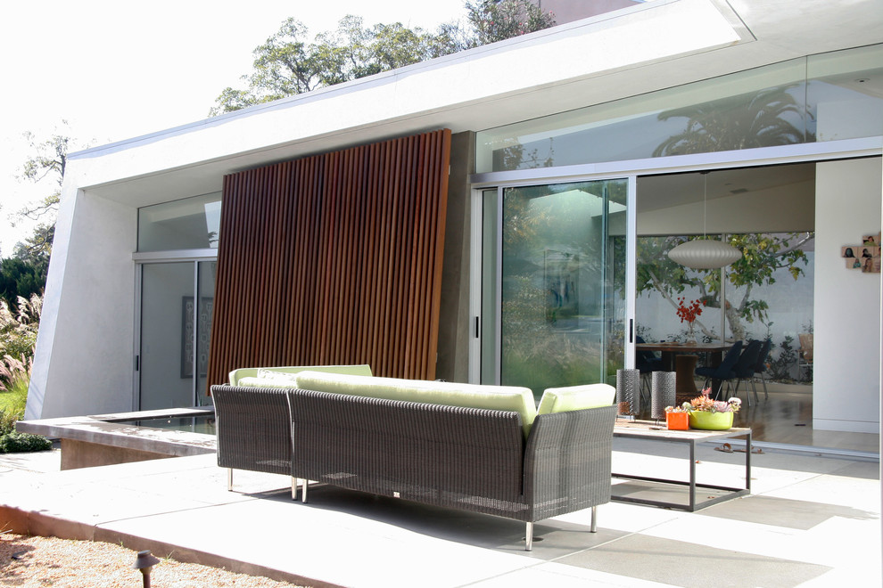ロサンゼルスにあるコンテンポラリースタイルのおしゃれな裏庭のテラスの写真