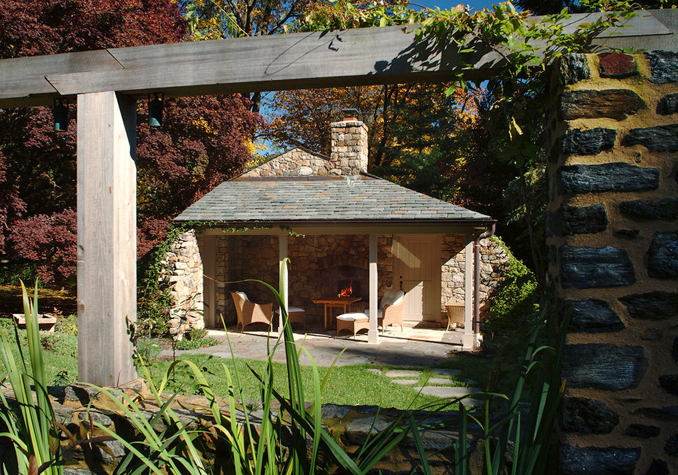 Esempio di un patio o portico tradizionale con un focolare