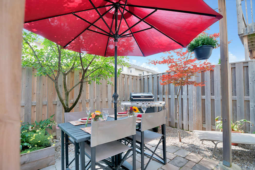 На фото: двор на заднем дворе в современном стиле с покрытием из каменной брусчатки и зоной барбекю