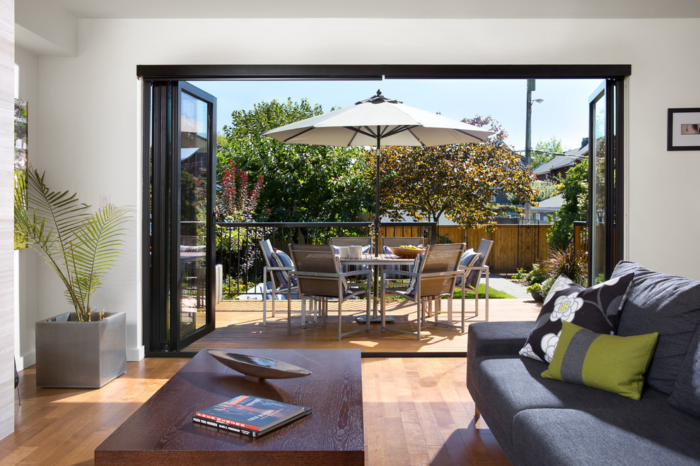 Modelo de patio clásico de tamaño medio sin cubierta en patio trasero con entablado
