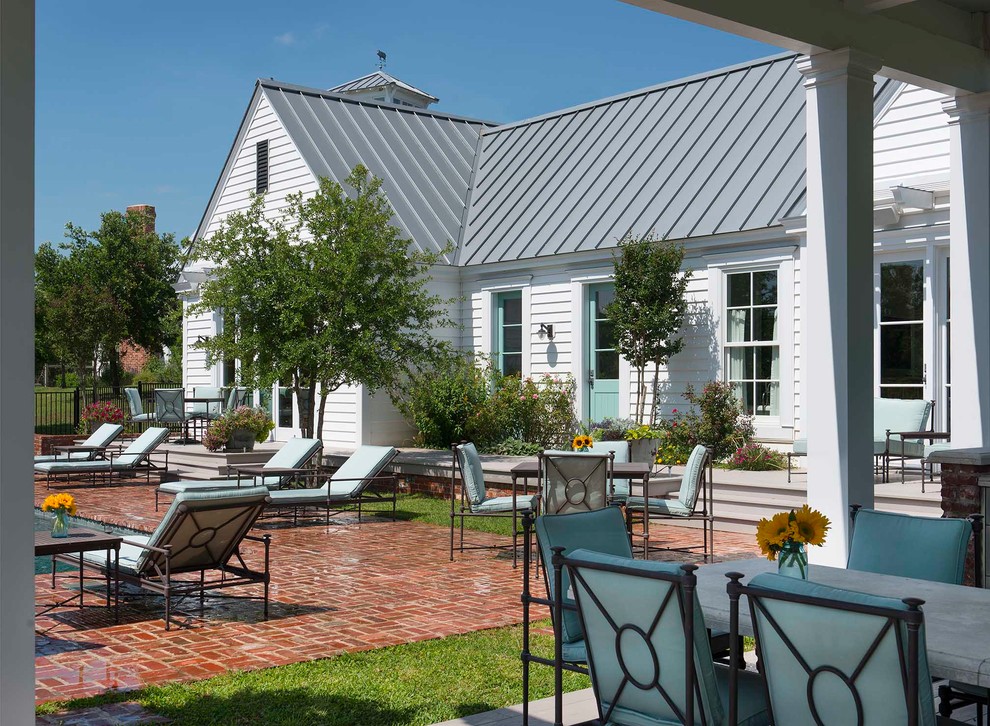 This is an example of a farmhouse patio in Dallas.