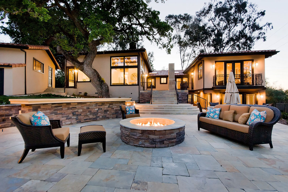 Inspiration pour une terrasse design avec un foyer extérieur.