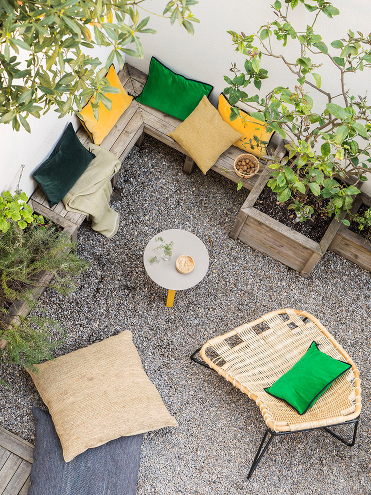 Идея дизайна: двор среднего размера на боковом дворе в современном стиле с растениями в контейнерах и покрытием из гравия без защиты от солнца