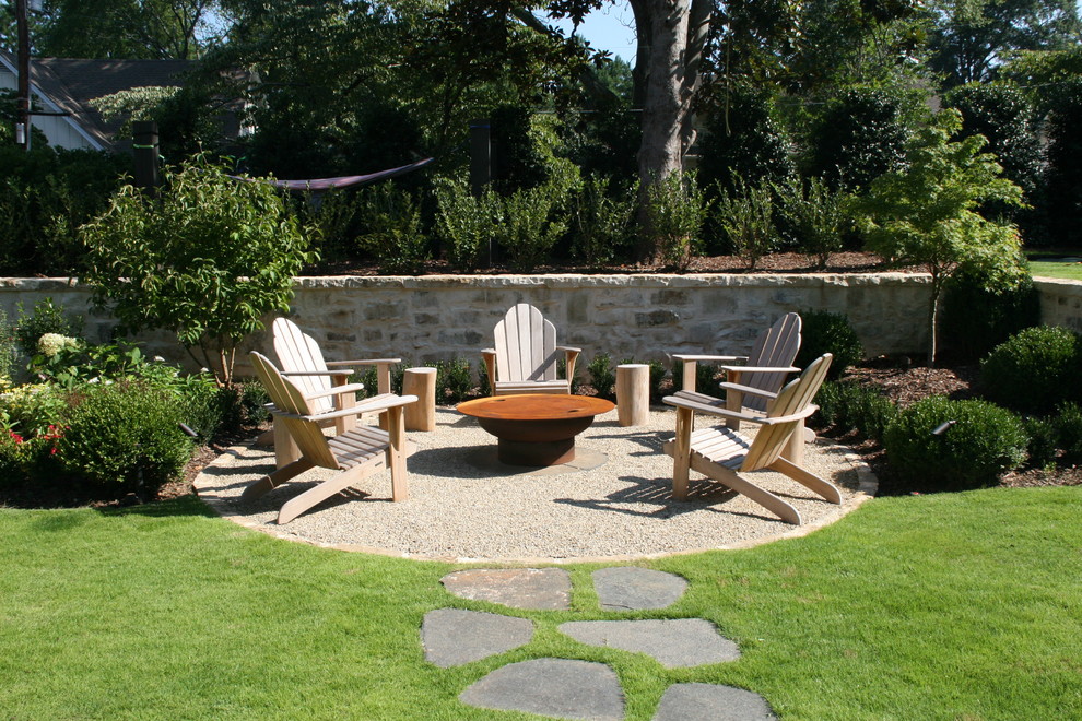 Пример оригинального дизайна: двор среднего размера на заднем дворе в стиле фьюжн с местом для костра и покрытием из гравия без защиты от солнца