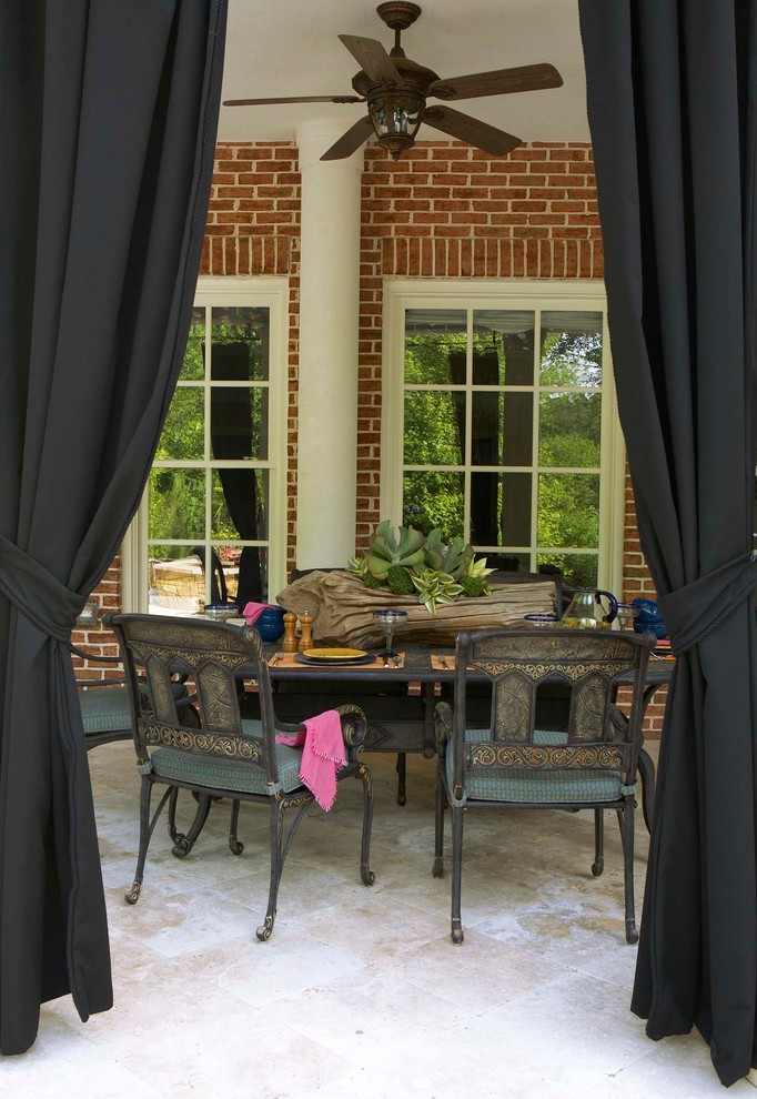 Источник вдохновения для домашнего уюта: большой двор на заднем дворе в классическом стиле с покрытием из плитки и навесом