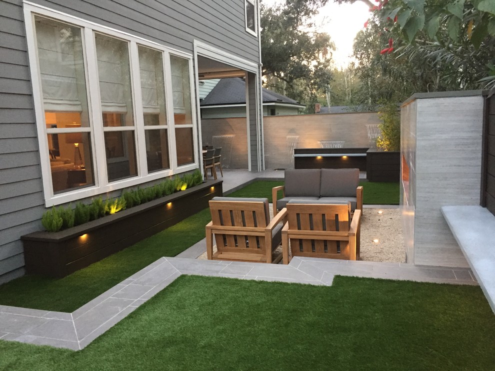 Идея дизайна: маленький двор на заднем дворе в современном стиле с фонтаном и покрытием из гранитной крошки без защиты от солнца для на участке и в саду