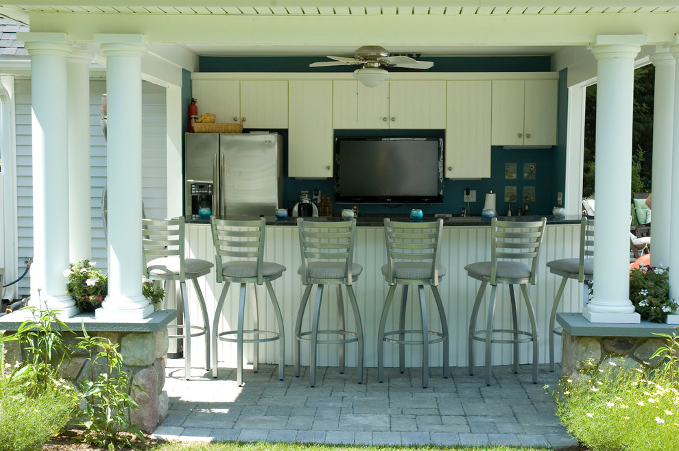 Foto de patio clásico de tamaño medio en patio trasero con cocina exterior, adoquines de hormigón y cenador
