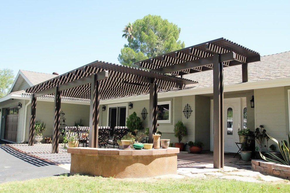 Mittelgroßer Moderner Patio mit Kübelpflanzen und Betonplatten in Los Angeles