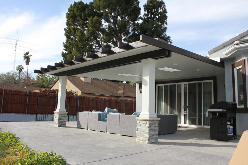 Immagine di un patio o portico contemporaneo di medie dimensioni e dietro casa con un tetto a sbalzo e lastre di cemento