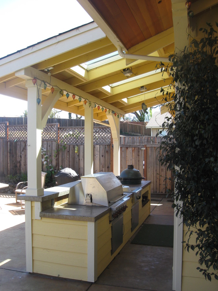 Идея дизайна: двор среднего размера на заднем дворе в классическом стиле с летней кухней, покрытием из бетонных плит и навесом
