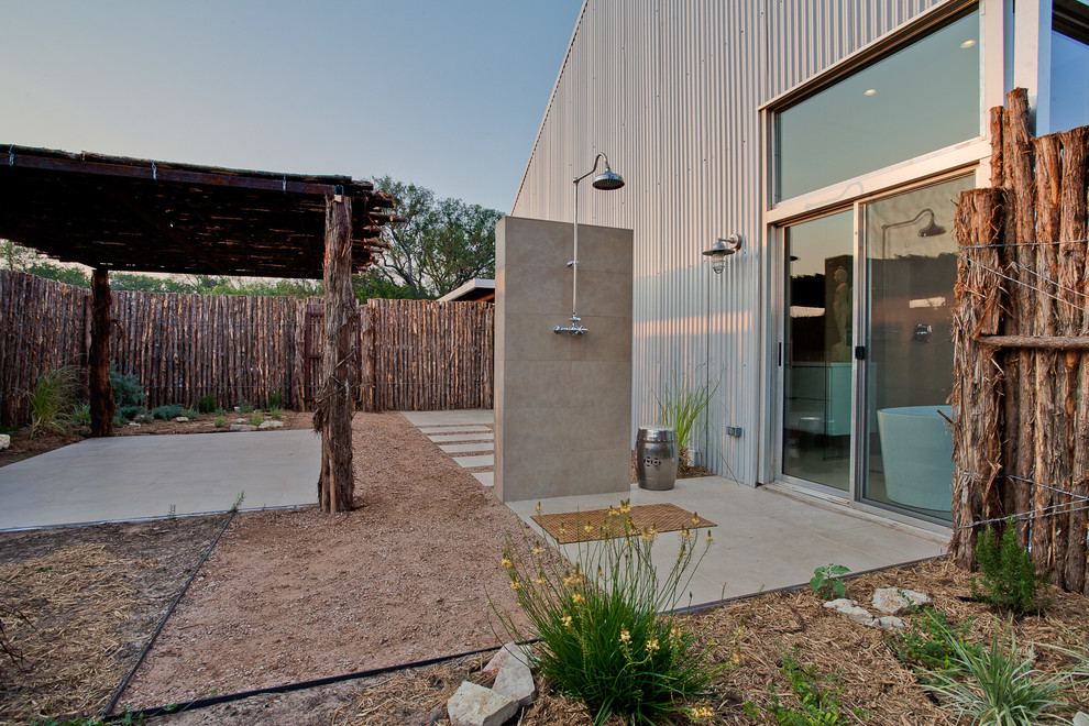Exemple d'une terrasse avec une douche extérieure industrielle avec une cour.