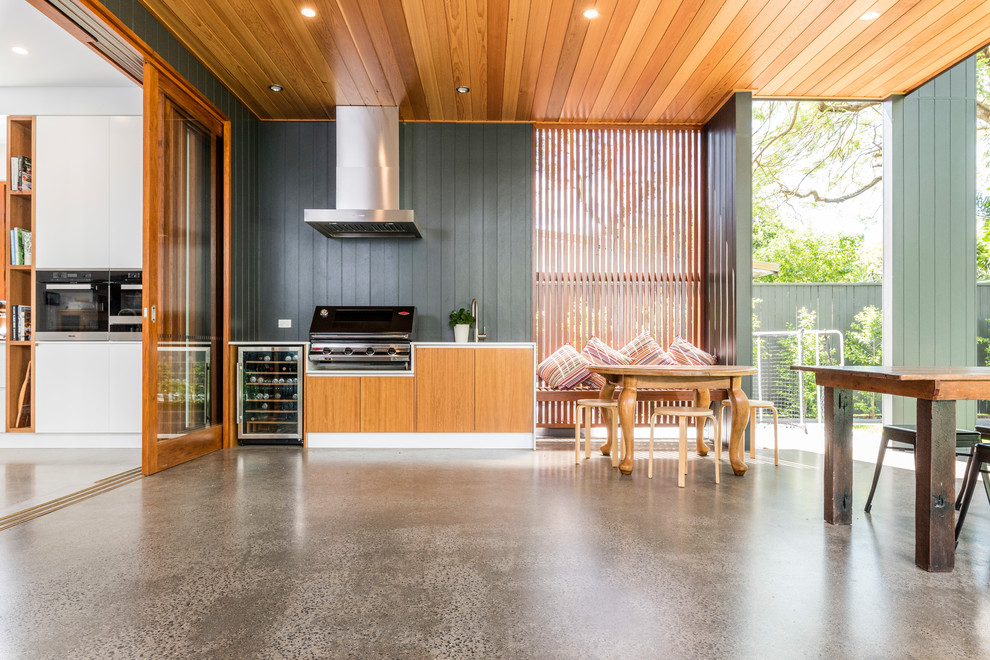 Überdachter Moderner Patio hinter dem Haus mit Outdoor-Küche und Betonplatten in Brisbane