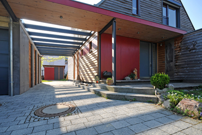 Foto de patio contemporáneo de tamaño medio sin cubierta en patio lateral con adoquines de hormigón