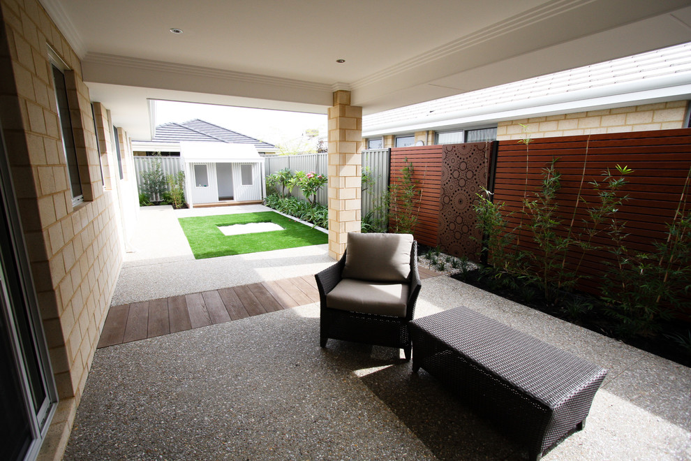 Immagine di un patio o portico minimal di medie dimensioni e dietro casa