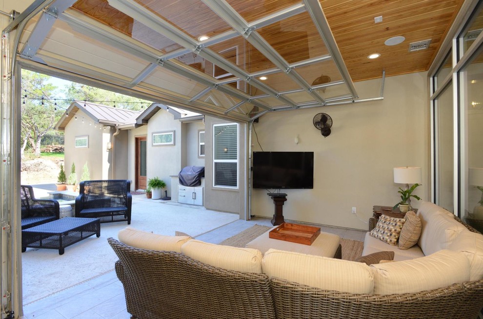 Idée de décoration pour une terrasse arrière minimaliste de taille moyenne avec une extension de toiture.