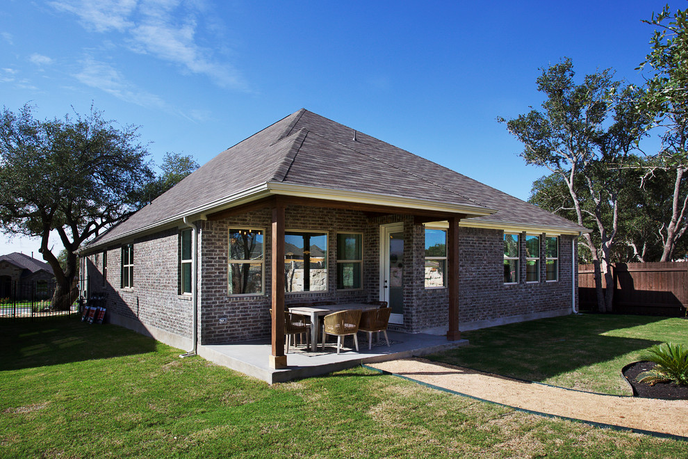 Foto di un patio o portico country di medie dimensioni e dietro casa con un tetto a sbalzo