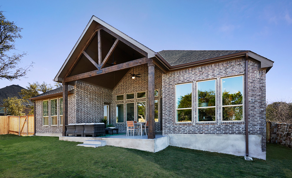 Идея дизайна: большой двор на заднем дворе в современном стиле с покрытием из бетонных плит и навесом