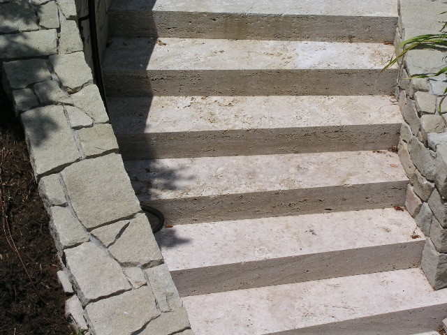 Exempel på en mellanstor klassisk svängd trappa, med klinker och sättsteg i kakel