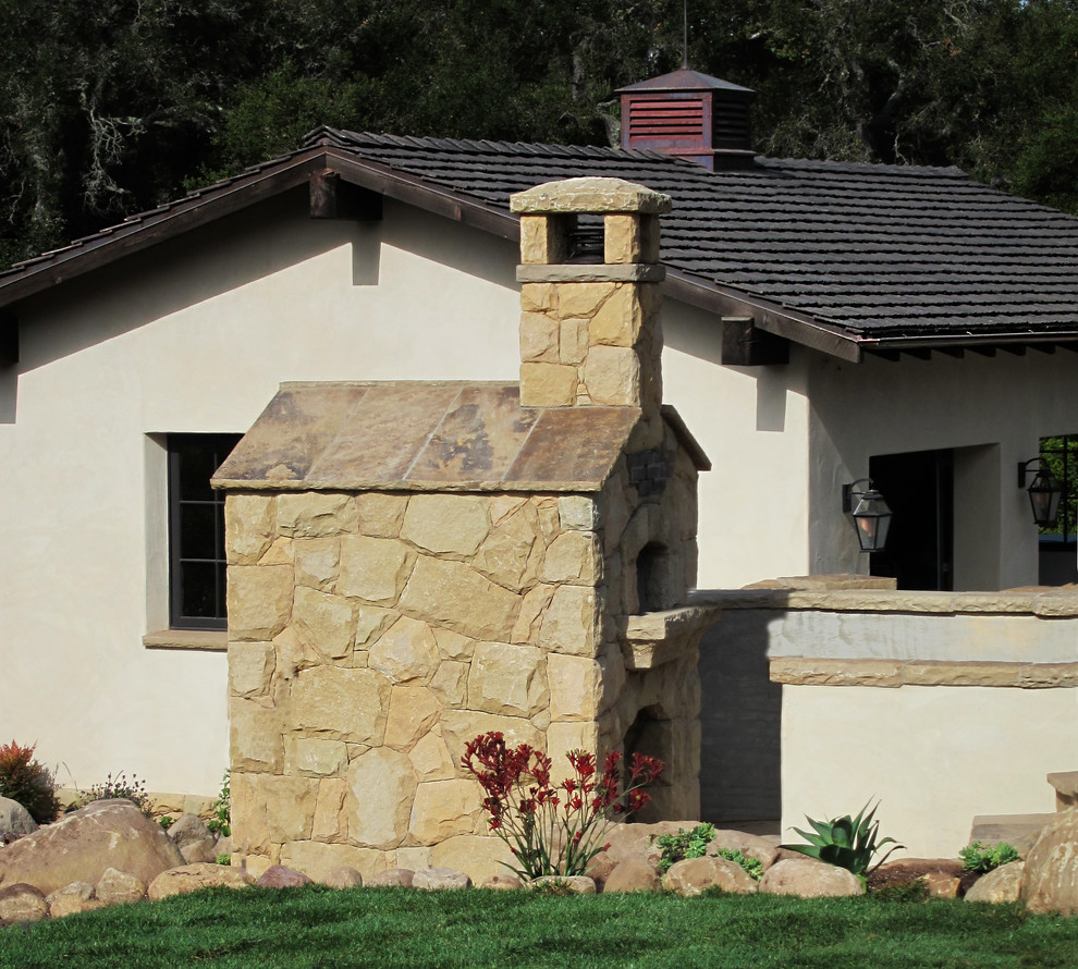 Пример оригинального дизайна: двор среднего размера на заднем дворе в стиле кантри с летней кухней и покрытием из каменной брусчатки без защиты от солнца