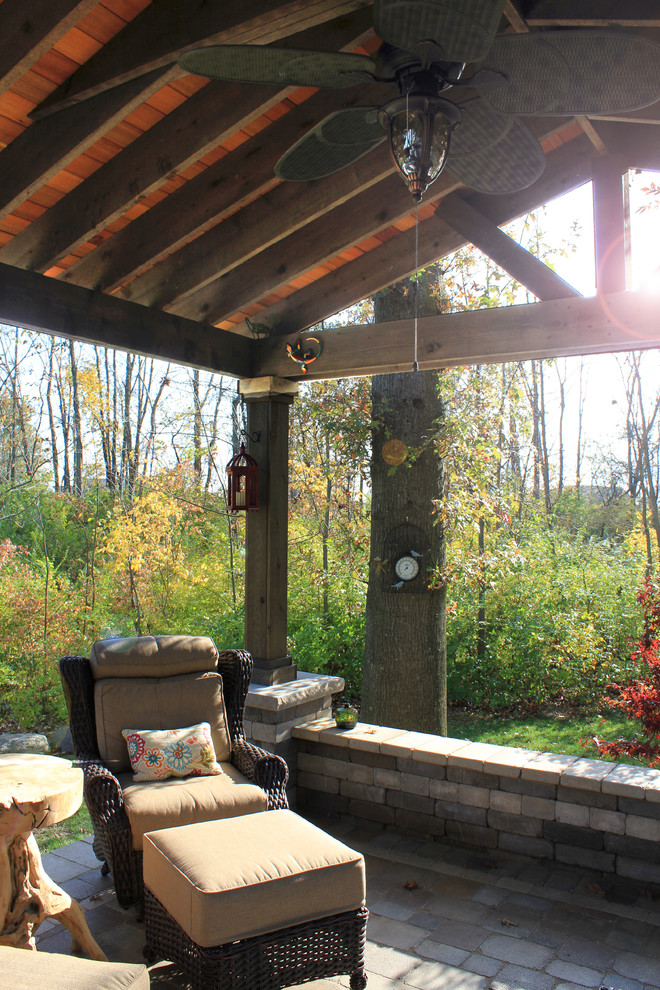 Imagen de patio tradicional en patio trasero con brasero, adoquines de hormigón y cenador