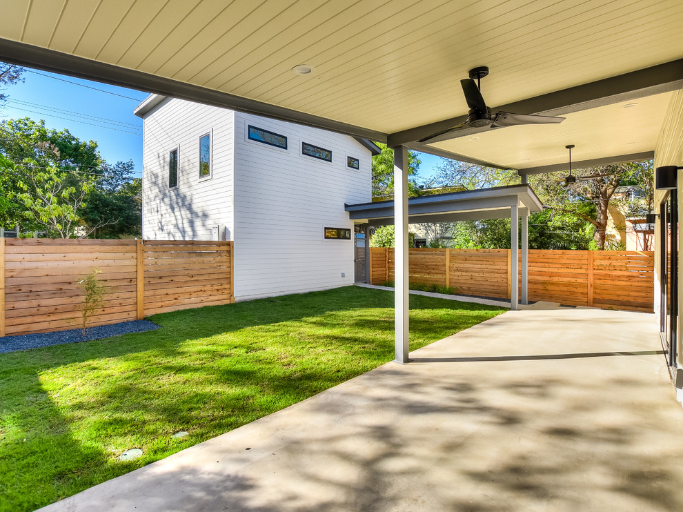 Стильный дизайн: большой двор на заднем дворе в стиле ретро с мощением тротуарной плиткой и навесом - последний тренд
