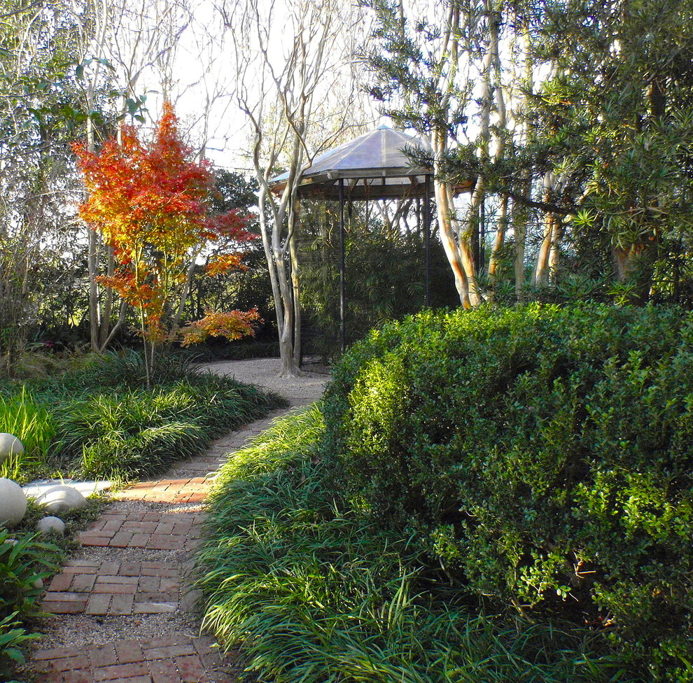 Immagine di un grande giardino chic dietro casa con fontane e pavimentazioni in mattoni