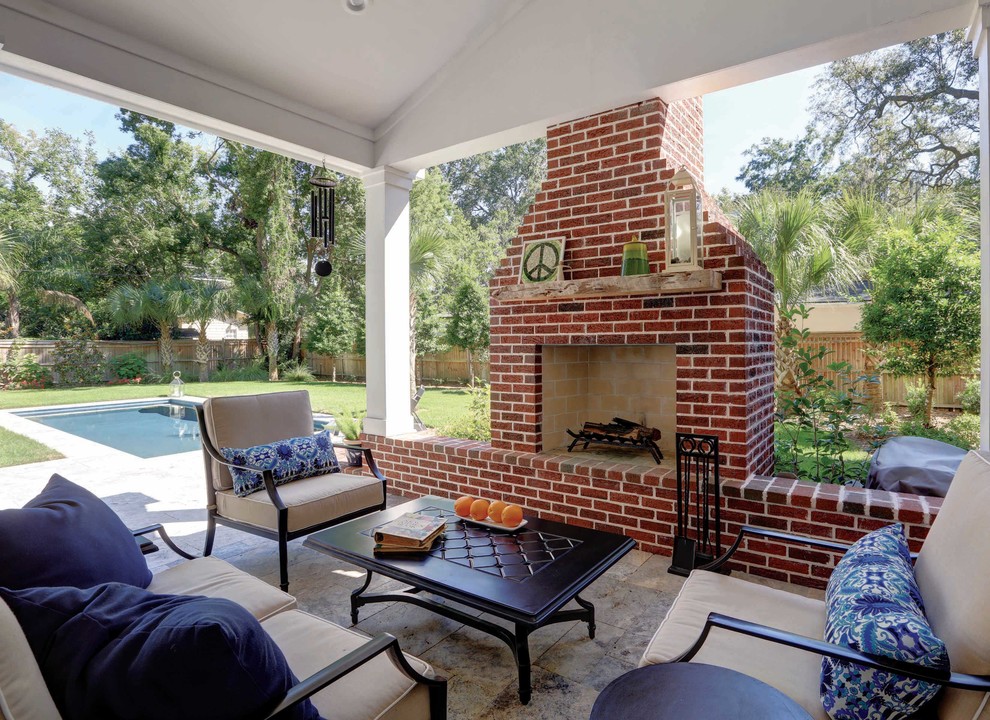 Mittelgroßer, Überdachter Klassischer Patio hinter dem Haus mit Feuerstelle und Natursteinplatten in Jacksonville