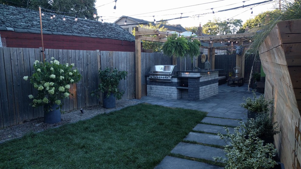 Cette photo montre une terrasse tendance avec une cuisine d'été et une pergola.
