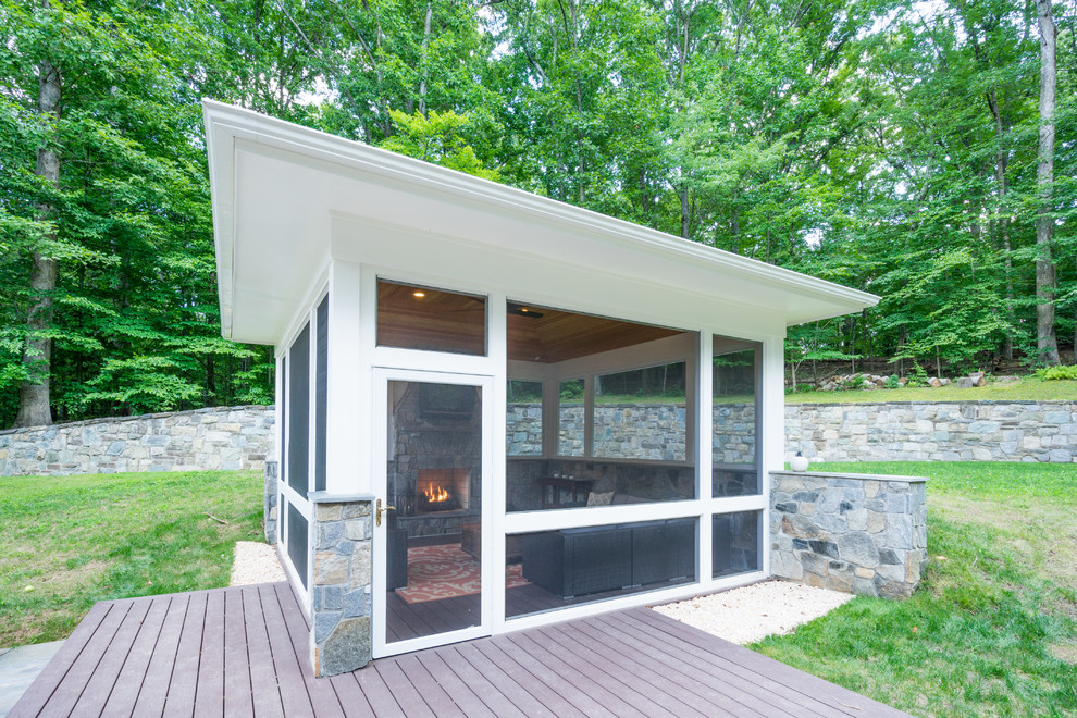 Exemple d'une terrasse en bois arrière chic de taille moyenne avec un foyer extérieur et un gazebo ou pavillon.