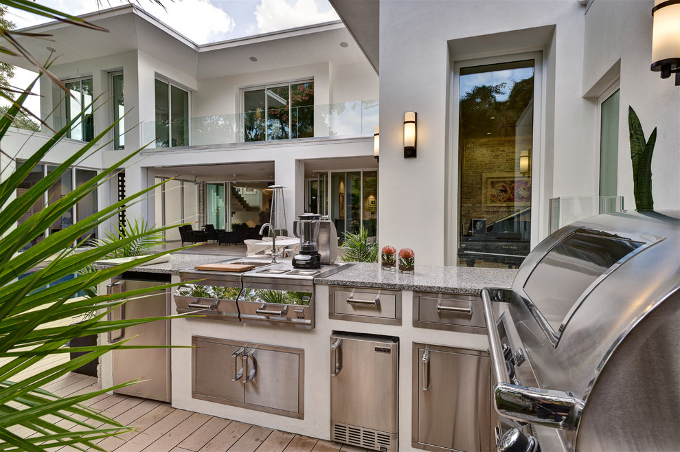 Идея дизайна: двор среднего размера на внутреннем дворе в современном стиле с летней кухней и настилом