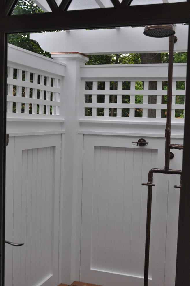 Idee per un patio o portico tradizionale di medie dimensioni e nel cortile laterale con pedane e una pergola