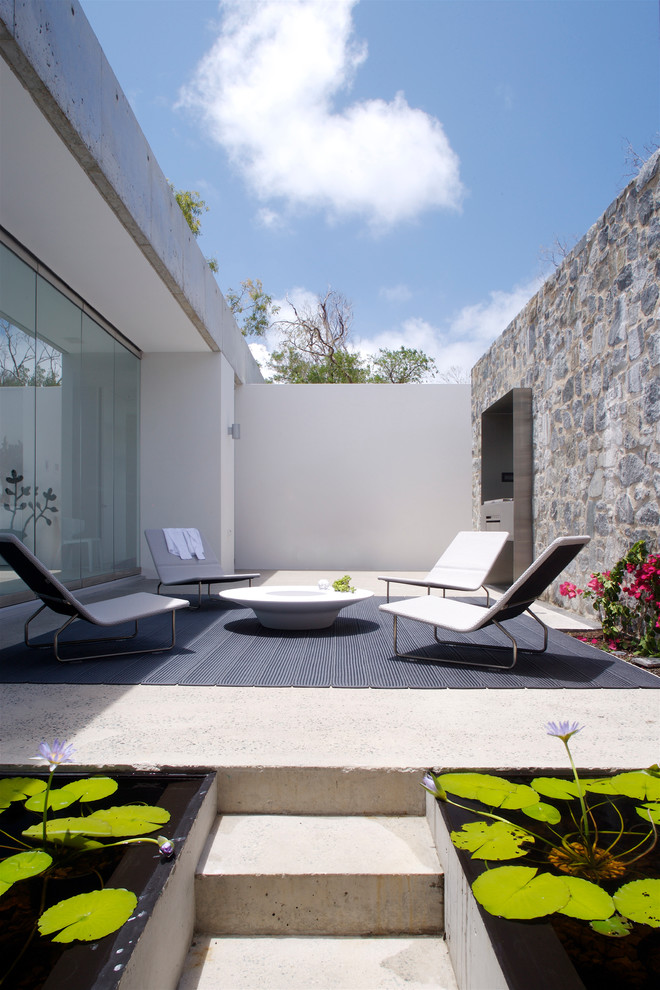 Inspiration for a modern patio in Townsville.