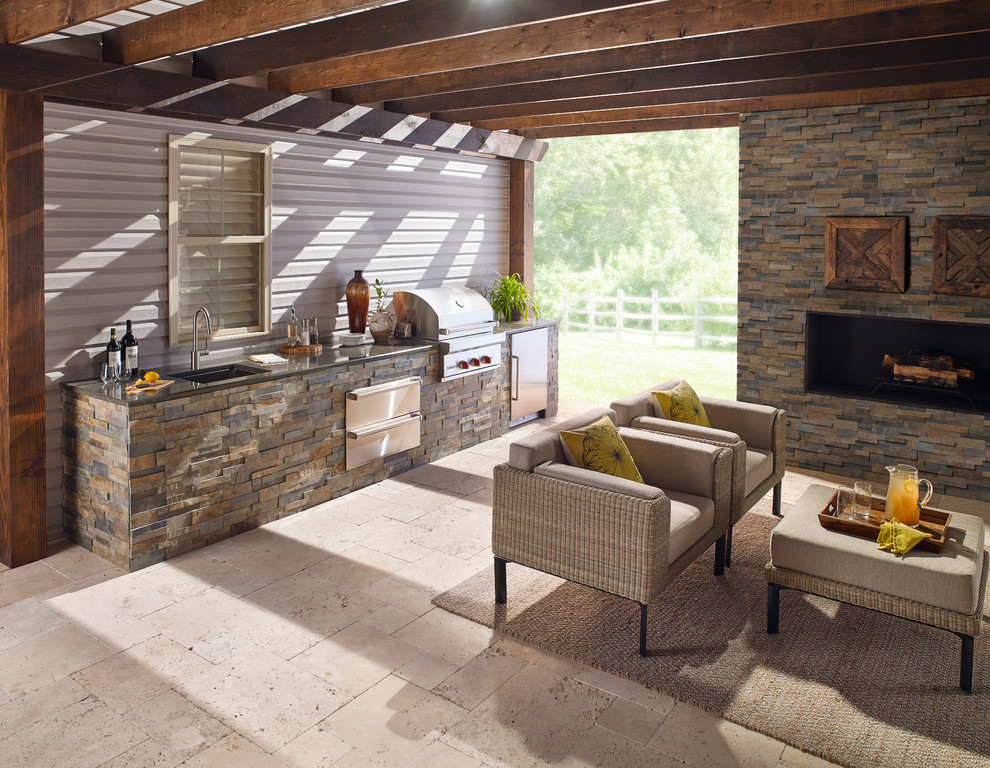Exemple d'une grande terrasse arrière montagne avec une cuisine d'été, des pavés en pierre naturelle et une pergola.