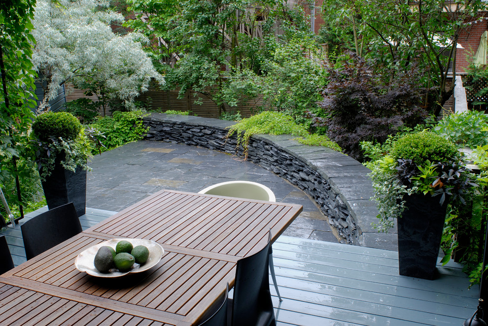 Diseño de patio actual de tamaño medio en patio trasero con adoquines de piedra natural y pérgola