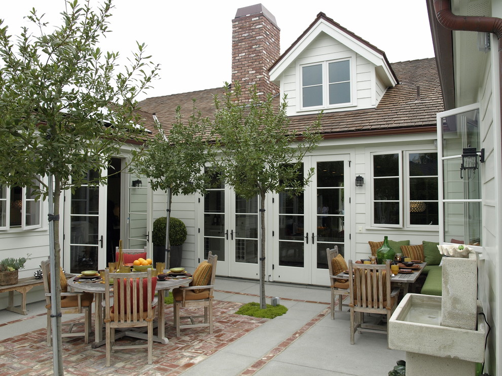 Пример оригинального дизайна: двор на внутреннем дворе в классическом стиле с мощением клинкерной брусчаткой