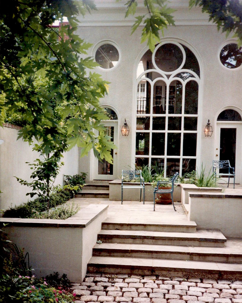 Ispirazione per un piccolo patio o portico classico dietro casa con pavimentazioni in pietra naturale, fontane e nessuna copertura