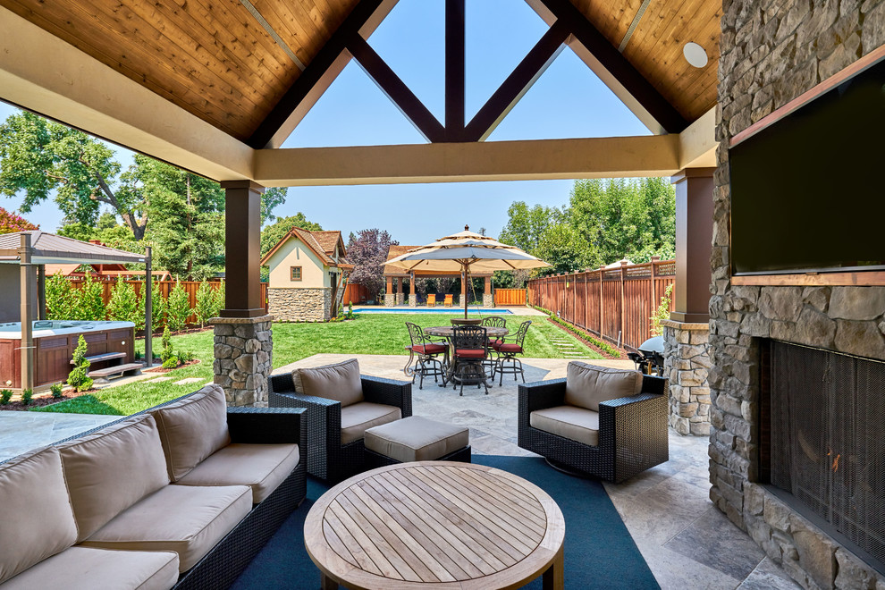 Стильный дизайн: огромный двор на заднем дворе в стиле кантри с покрытием из каменной брусчатки, навесом и уличным камином - последний тренд