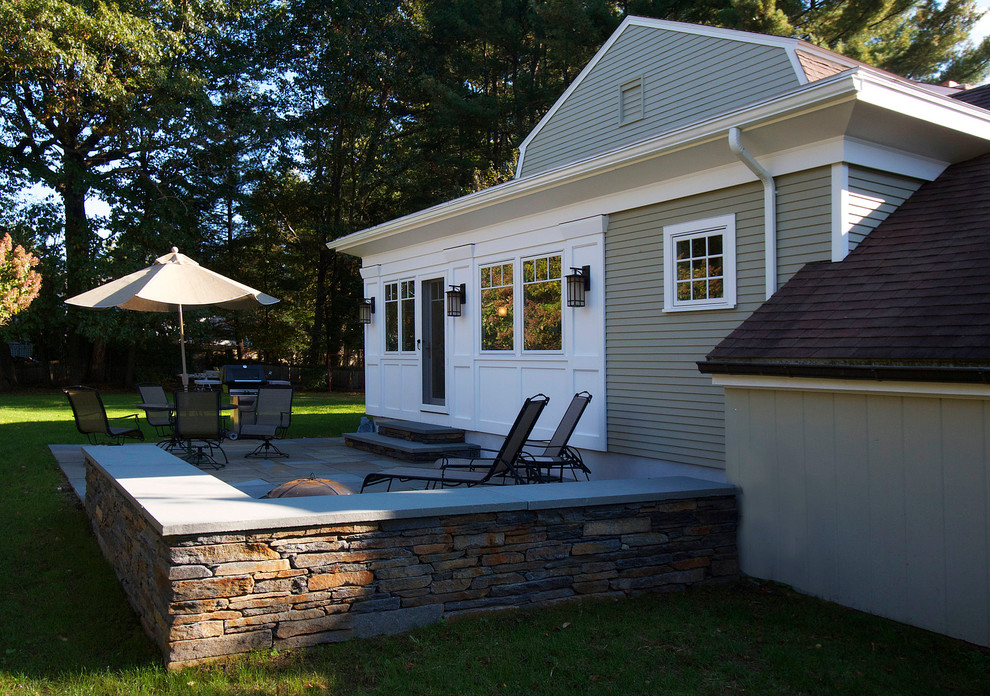 Idées déco pour une terrasse latérale contemporaine de taille moyenne avec des pavés en pierre naturelle.