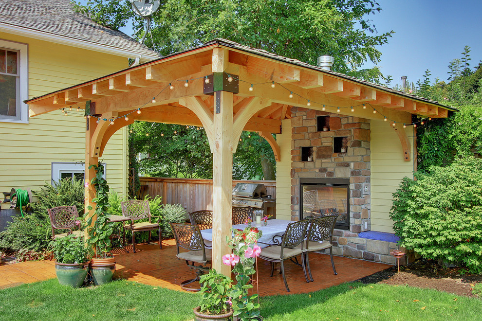 Moderner Patio mit Gazebo und Feuerstelle in Seattle