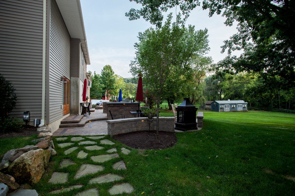 Свежая идея для дизайна: большой двор на заднем дворе в классическом стиле с летней кухней и мощением тротуарной плиткой без защиты от солнца - отличное фото интерьера