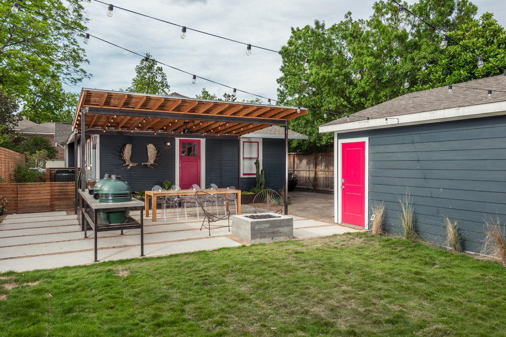 Пример оригинального дизайна: пергола во дворе частного дома на заднем дворе в современном стиле с мощением тротуарной плиткой и зоной барбекю