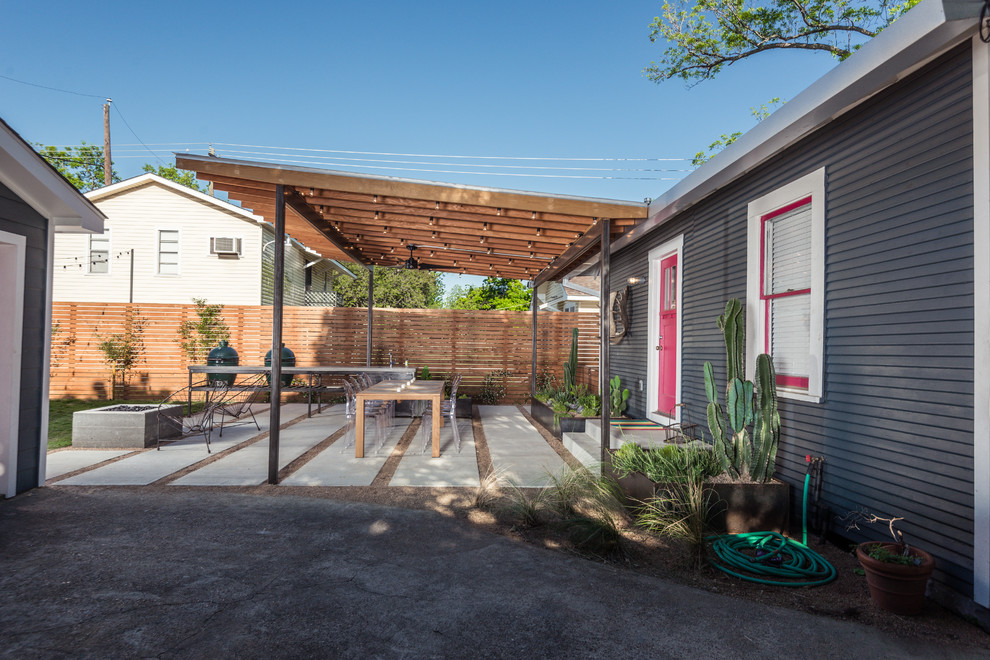 Moderner Patio hinter dem Haus mit Outdoor-Küche und Betonboden in Houston